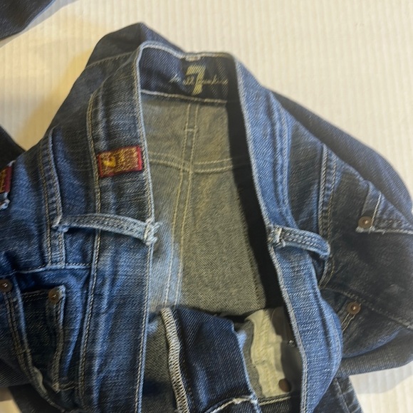 7FAM Classic Blue Denim straifht leg Jeans w multiple pockets and zipper front - Picture 10 of 11